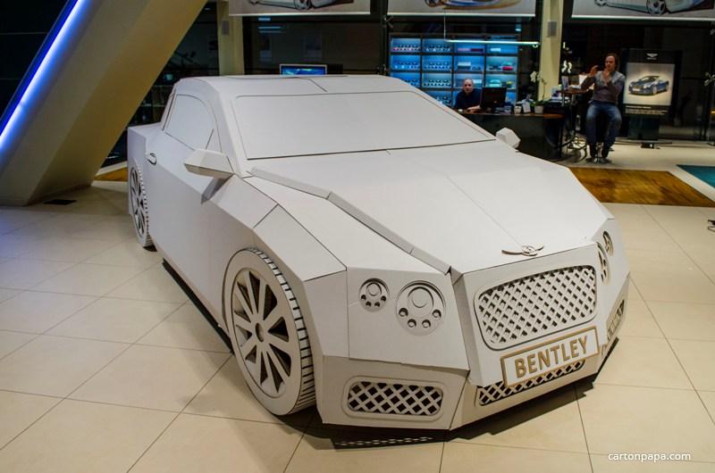 Картонный автомобиль Бентли Континенталь (cardboard Bentley Continental) созданный в мастерской Картонного Папы для детского праздника в автосалоне.